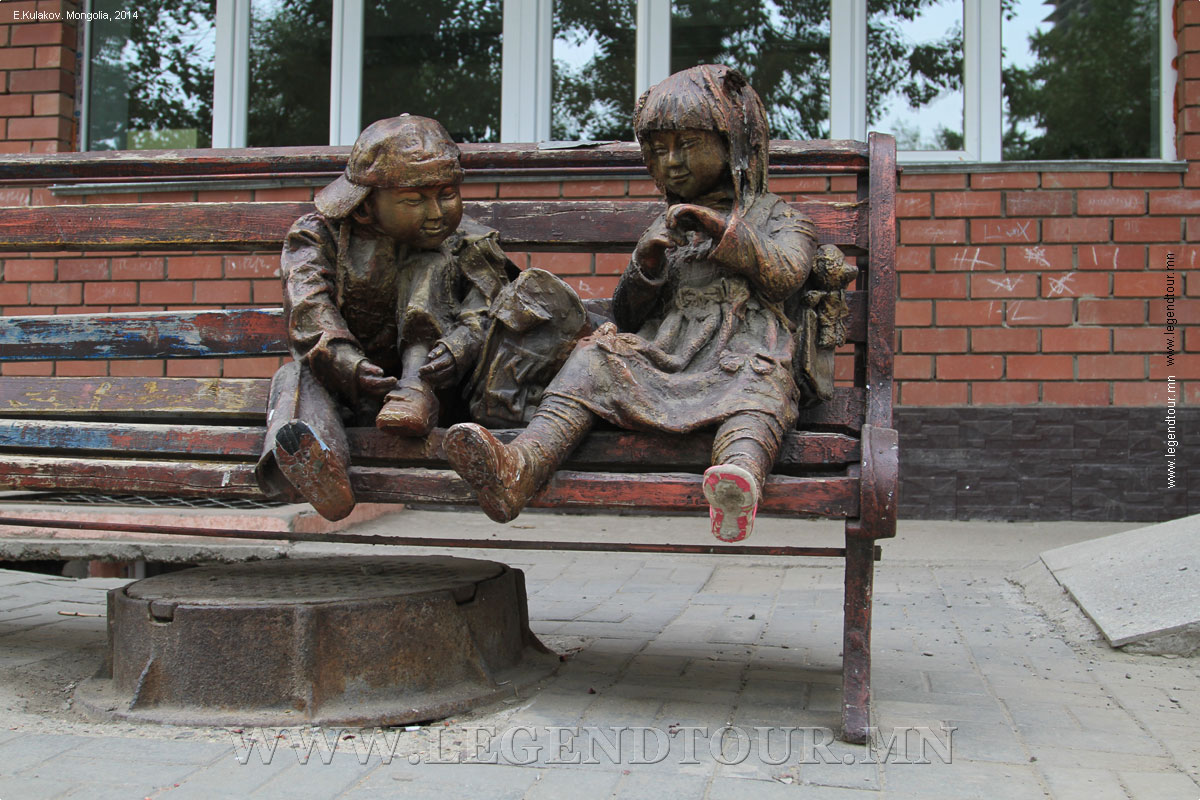 Фотография. Юные школьники. Бронзовый монумент детям установлен во дворе школы №1 города Улан-Батора.
