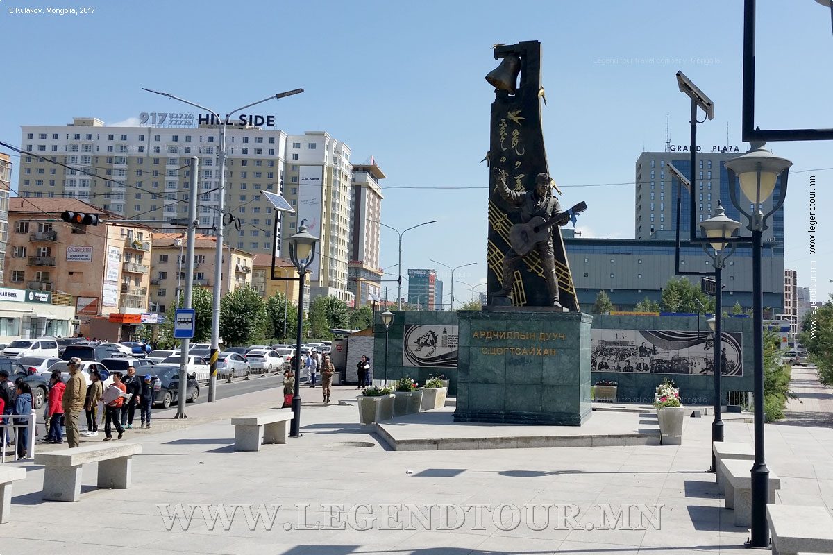 Фотография. Памятник монгольскому журналисту С.Цогтсайхан.