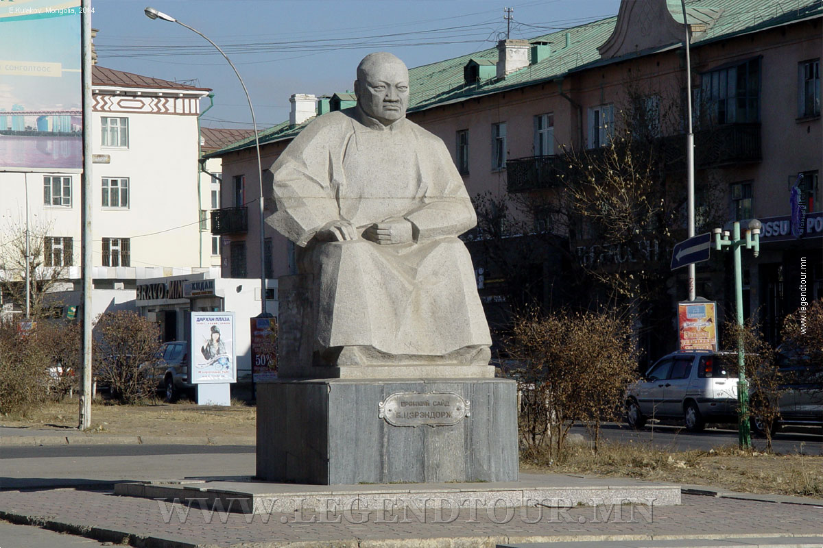 Фотография. Памятник Цэрэндоржу. Улан-Батор. Монголия.