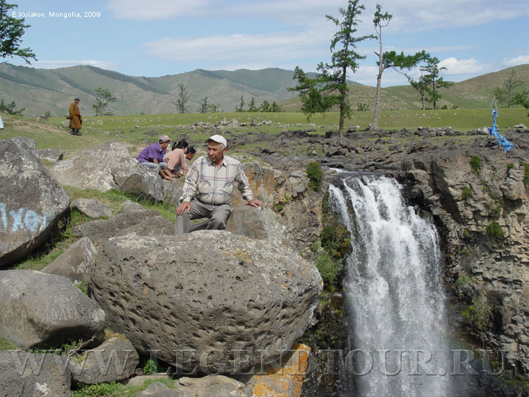 Фотография. Водопад Улаан-Цутгалан на притоке реки Орхон. Монголия.